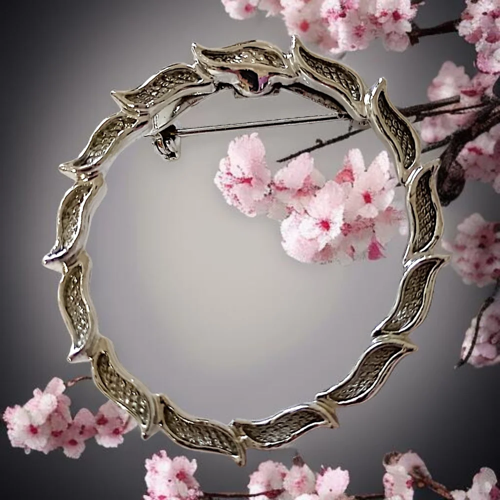 Gerrys Leaf Wreath Brooch Pin Round Circle Leaves‎ Vintage 70s Silver Tone MCM